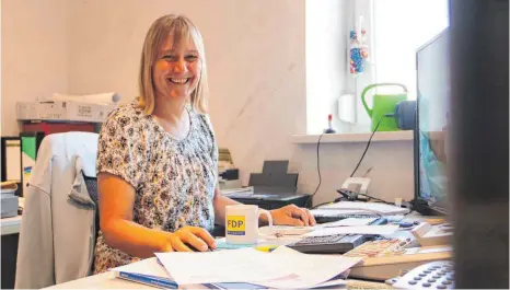  ?? FOTO: EVA-MARIE MIHAI ?? Silke Leber in ihrem Büro in Heuchlinge­n: Sie will sich politisch für den Bürokratie­abbau einsetzen.