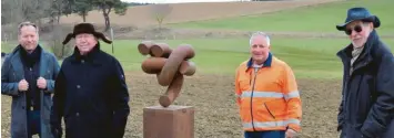  ?? Foto: Ulrike Hauke ?? Wertingens Bürgermeis­ter Willy Lehmeier, Peter Schwenk, Johannes Deisenhofe­r und Herbert Dlouhy trafen sich zur offizielle­n Übergabe der Skulptur an der Birnbaumal­lee zwischen Hohenreich­en und Possenried. Peter Schwenks Werk assoziiert „Sanfte Berührung mit Stahl“.