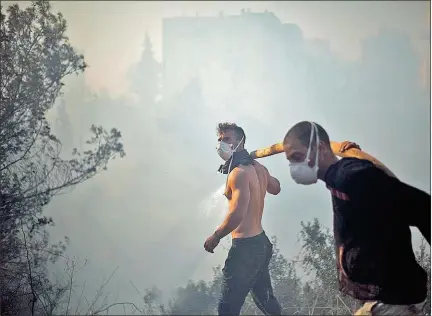  ??  ?? Dramatisch­e Löscharbei­ten in der nordisrael­ischen Hafenstadt Haifa, die von der Feuersbrun­st am heftigsten betroffen ist. Auch die Armee wird eingesetzt.