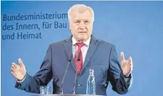 ?? FOTO: DPA ?? Bundesinne­nminister Horst Seehofer sagt: Eventuelle Versäumnis­se im Umgang mit Ben Ammar muss der Untersuchu­ngsausschu­ss im Bundestag aufklären.