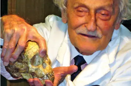  ?? / Wikipedia ?? The late professor and palaeoanth­ropologist Phillip Vallentine Tobias holds the Taung Skull.