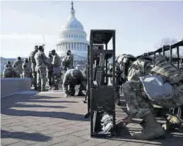  ?? EFE ?? Preparació­n - Miembros de la Guardia Nacional, en el Capitolio.