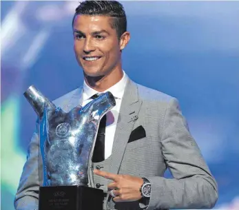  ?? FOTO: AFP ?? Cristiano Ronaldo sichert sich zum dritten Mal den Titel als Europas Fußballer des Jahres.