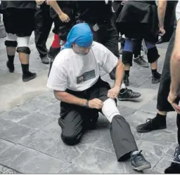  ?? JOSÉ ÁNGEL GARCÍA ?? Un costalero se ajusta una rodillera antes de situarse en su trabajader­a.