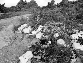  ?? PHOTOGRAPH­ER IAN ALLEN/ ?? Garbage is strewn at a section of the Puerto Bueno Mountains in Discovery Bay, St Ann.