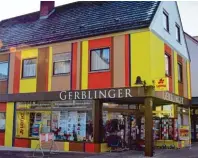  ??  ?? Zieht die Blicke auf sich: Das Gerblinger Geschäftsh­aus an der Haupt straße in Gundelfing­en bietet außen wie innen bunte Vielfalt.