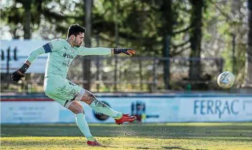  ?? Foto: Vincent Lescaut ?? Racing-Torwart Romain Ruffier hilft seinem Team auch beim Spielaufba­u.