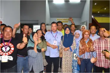  ??  ?? Tiong (front, centre) in a photo-call with his supporters after the announceme­nt of the result.