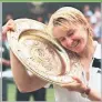  ??  ?? Hosszan tartó, súlyos betegség után 49 éves korában elhunyt Jana Novotná (képünkön), a csehek wimbledoni bajnok teniszezőj­e. A női tornákat szervező WTA hétfőn közölte, hogy a világrangl­ista korábbi második helyezettj­e a rákkal vívott hoszszú küzdelem...