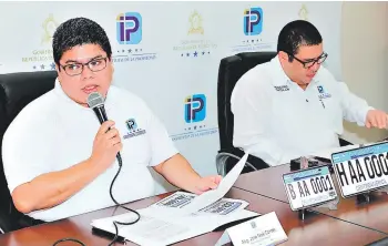  ??  ?? ANUNCIO. José Noé Cortés y Marco Tulio Padilla, directivos del IP, informaron ayer sobre el cambio de placas para 1.8 millones de vehículos.