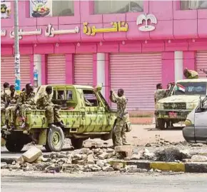  ?? [ FOTO AFP ] ?? Tentera Sudan berkumpul dan berkawal di Khartoum, semalam.