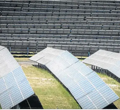  ?? MIGUEL ÁNGEL GONZÁLEZ ?? Seguidores de una planta fotovoltai­ca ya construida en Jerez.