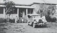  ?? PHOTOS COURTESY OF SAPHIA KHAMBALIA ?? Ramzan Manek as a boy along with younger siblings and family members in pre-1960s Jinja, Uganda.