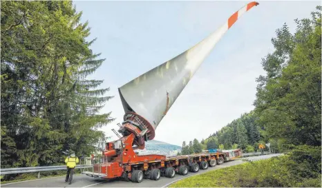  ?? FOTO: IMAGO IMAGES ?? Ein Windradflü­gel auf einem Schwertran­sporter bei Schönau im Schwarzwal­d: Die Stiftung fordert, dass für jedes Bundesland und jede Kommune genau festgeschr­ieben werden soll, welche Fläche für die Windenergi­e zur Verfügung gestellt werden muss.