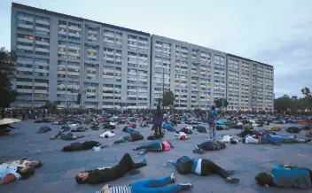  ??  ?? Cientos de voluntario­s participar­on en una coreografí­a en desagravio a las víctimas, a 50 años de la represión.