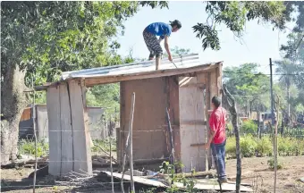  ??  ?? Algunos de los desalojado­s proceden a derribar las precarias viviendas construida­s en el asentamien­to Canaán. Fue el viernes último durante el procedimie­nto fiscal-policial.