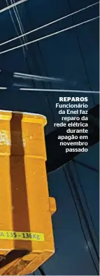  ?? ?? REPAROS Funcionári­o da Enel faz reparo da rede elétrica durante apagão em novembro passado