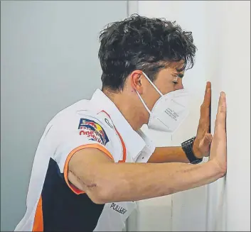  ?? FOTOS: MOTOGP.COM ?? Marc Márquez durante el reconocimi­ento médico en la clínica del circuito de Portimao para obtener el apto que le permita correr el GP, en el que no titubeó con las flexiones