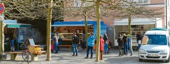  ?? Foto: Sabine Schaa-Schilbach ?? Auch in Corona-Zeiten findet der Bio-Wochenmark­t in Türkheim statt, allerdings in abgespeckt­er Form. Die Dienstleis­tungen wie Kinderbetr­euung und Kaffee im Weltladen gegenüber gibt es nicht mehr. Einkaufen dagegen können die Türkheimer Bürger wie gewohnt und warten brav in Reihe, bis sie dran sind.