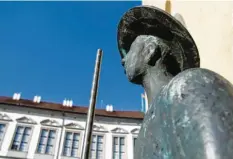  ??  ?? Der Heilige Jakobus wacht über die St. Jakobskirc­he und das Residenzsc­hloss in der Fürstensta­dt Oettingen.