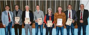  ?? Foto: Katharina Kretschmer ?? Die Präsidente­n vom VfB Oberndorf konnten einige Vereinsmit­glieder für 50, 60 und 70 Jahre Mitgliedsc­haft ehren. Von links: Stefan Rößle, Albert Braun, Alfred Wider, Michael Korber, Erika Knorr, Thomas Keller, Franz Moll, Christian Sigel.