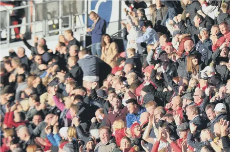  ??  ?? SAFC’s passionate fans and, left, players Jermain Defoe and Vito Mannone.