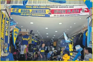  ?? EFE ?? EFERVESCEN­CIA. Vista de una tienda deportiva que promociona artículos de Boca y River, finalistas de la Copa Libertador­es.