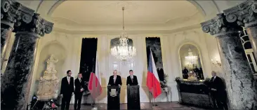  ?? [ Reuters ] ?? Duz-Freunde: Präsident Zeman (Mitte li.) mit dem Sieger der Parlaments­wahl, Andrej Babiˇs (Mitte re.).