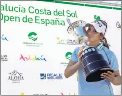  ??  ?? HISTÓRICO. Azahara Muñoz posa con el trofeo de campeona.