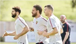  ??  ?? AS Roma’s Edin Dzeko (left) with Danielle De Rossi (centre) during a practice session in Rome on Tuesday