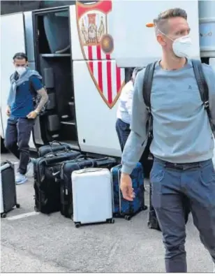  ??  ?? De Jong, escoltado por Suso, Diego Carlos y Fernando, en el aeropuerto.