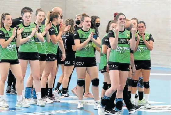  ??  ?? Las jugadoras del Beti Onak dicen adiós esta temporada al sueño de ascender a la máxima categoría.