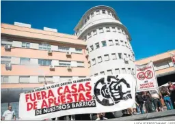  ?? LUCA PIERGIOVAN­NI / EFE ?? Manifestac­ión contra la proliferac­ión de las casas de juego y apuestas.