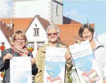  ?? FOTO: TANJA BOSCH ?? Die Organisato­ren freuen sich auf die Englischen Wochen in Biberach (von links): Marianne Wilhelm vom Tendring-Ausschuss, Vereinsvor­sitzender Hans-Bernd Sick und Sabine Engelhardt vom Kulturamt.