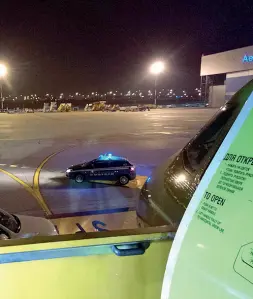  ??  ?? Villafranc­a Le pattuglie della polizia di frontiera sulla pista di decollo dell’aeroporto Catullo, sabato sera durante l’intervento per sedare la rissa sul volo diretto a Mosca.