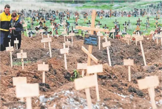  ?? // REUTERS ?? Cementerio improvisad­o de civiles en las afueras de Mariúpol
