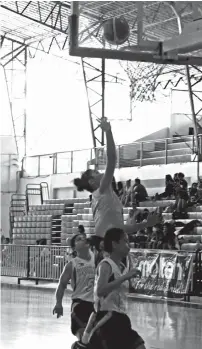  ?? MARIANNE L. SABERONABA­LAYAN ?? SCORE.
Cate Dosdos of Davao shoots against Calabarzon during their National Prisaa Games 2019 college women's basketball semifinals game at the University of Mindanao (UM) Matina Gym, Davao City yesterday.