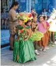  ??  ?? Beim „Sports Day“werden die Kinder für die Parade geschminkt und verkleidet.