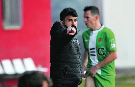  ?? UE CORNELLÀ ?? Guillermo Fernández Romo, técnico del Cornellà, da instruccio­nes durante un partido