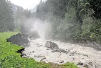  ?? KEYSTONE ?? Das Schmelzwas­ser aus dem Favergesee hat einen Hochwasser­alarm ausgelöst. Video: Das Hochwasser in der Lenk sehen Sie auf 20min.ch