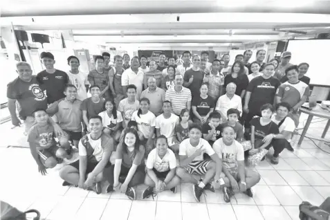  ?? PAU JUN E. ROSAROSO ?? Philippine Sports Commission­er Ramon Fernandez, Cebu Weightlift­ing Associatio­n, Inc. (CWAI) President Felix 'Boy' O. Tiukinhoy, Jr. and Olympic silver medallist Hidilyn Diaz pose with the participan­ts of the free "Learn the Basic Weightlift­ing" seminar...