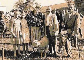  ?? FOTO: JOSEF SAUP ?? Seit über 60 Jahren gibt es den Hammellauf in Egelingen. Ein Foto aus dem Jahr 1958: Ganz rechts Bürgermeis­ter Ferdinand Maier, mit dem Kranz die Gewinnerin, Rese Saup aus Aichstette­n.