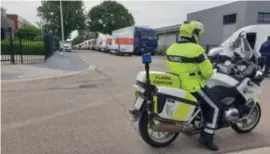  ?? FOTO DIRK SELIS ?? Rond de middag was de controle afgelopen en reden de pakjesbezo­rgers weer rond.