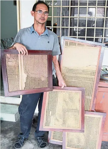  ?? — Photos: LOW BOON TAT/The Star ?? Chee Ming is one of the few weavers in the Klang Valley you can call on to repair your woven rattan seats.