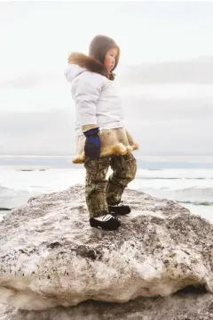  ??  ?? Este niño inupiaq acompañaba a una partida de caza que buscaba, en vano, focas barbudas en el océano Ártico, en las inmediacio­nes de Utqiaġvik (Barrow), en Alaska. El aumento de la temperatur­a afecta a la caza, la principal fuente de alimento de la comunidad.