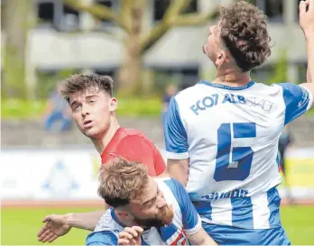  ?? FOTO: JOSEF KOPF ?? Konzentrie­rt bleiben heißt es für die Spieler des FC Wangen (Luca Spöri, in Rot), wenn es in den nächsten Wochen gegen Abstiegska­ndidaten geht.