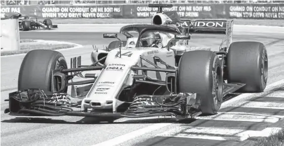  ?? Foto: Valdrin Xhemaj (Efe) ?? Fernando Alonso, pilotando su Mclaren en el circuito Gilles Villeneuve de Montreal.