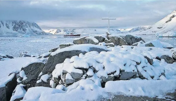  ?? Ian Sykes ?? > The memorial to John Fraser Noel and Tom Allen at Stonington Island, Antarctica