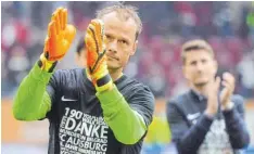  ?? Foto: Ulrich Wagner ?? Nach dem letzten Heimspiel der Saison hat sich Alexander Manninger von den Augsburger Fans verabschie­det.