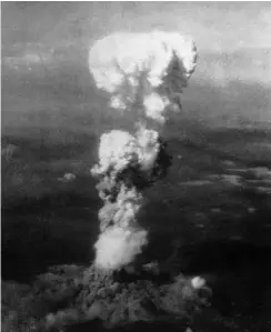  ??  ?? A la izqda., explosión de la bomba atómica en Hiroshima, 6 de agosto de 1945.